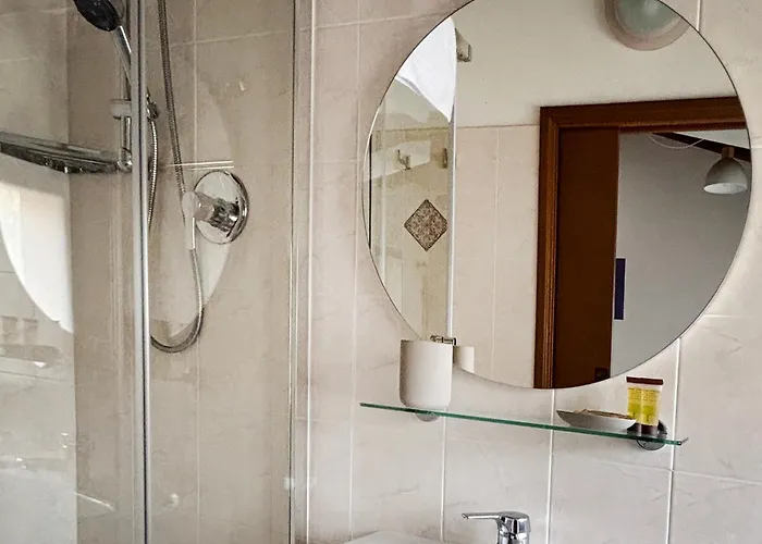 Finestra Sul Castel dell'Alpi