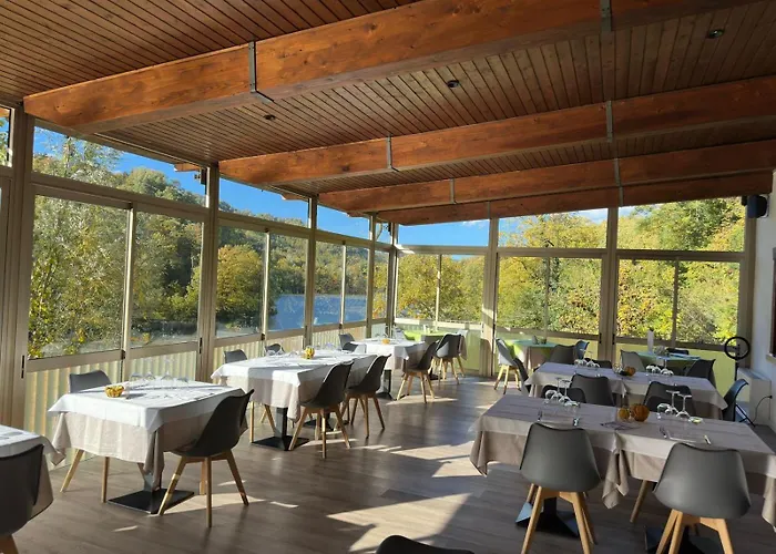 Finestra Sul Castel dell'Alpi