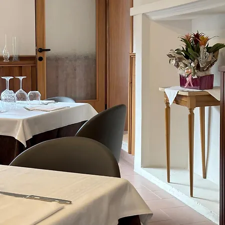 Finestra Sul Castel dell'Alpi