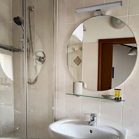 Finestra Sul Castel dell'Alpi